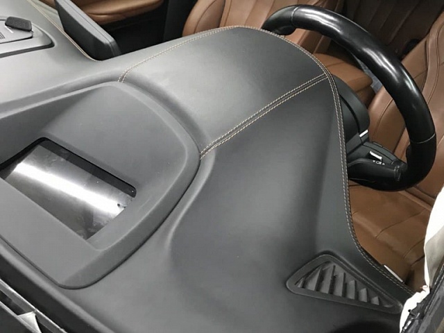 Ремонт кожаной торпедо BMW X5M