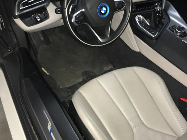 Перетяжка кожаных автокресел BMW i8